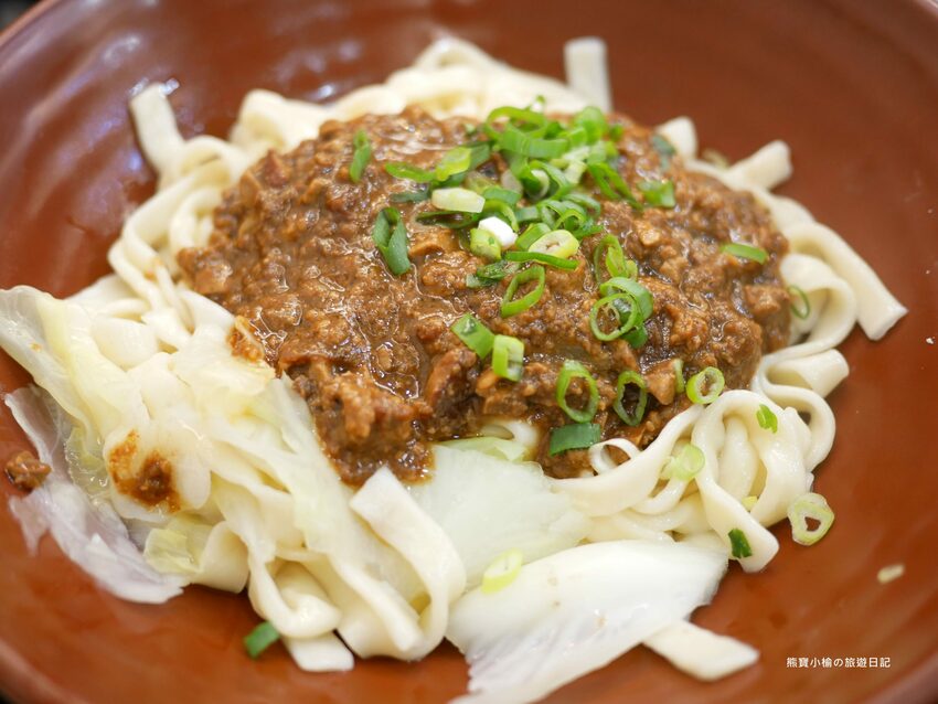 【新竹美食】關新刀切麵食館,新莊車站平價小吃店,水餃牛肉麵滷味小菜通通有賣!內文附詳細菜單價位介紹。 @熊寶小榆の旅遊日記