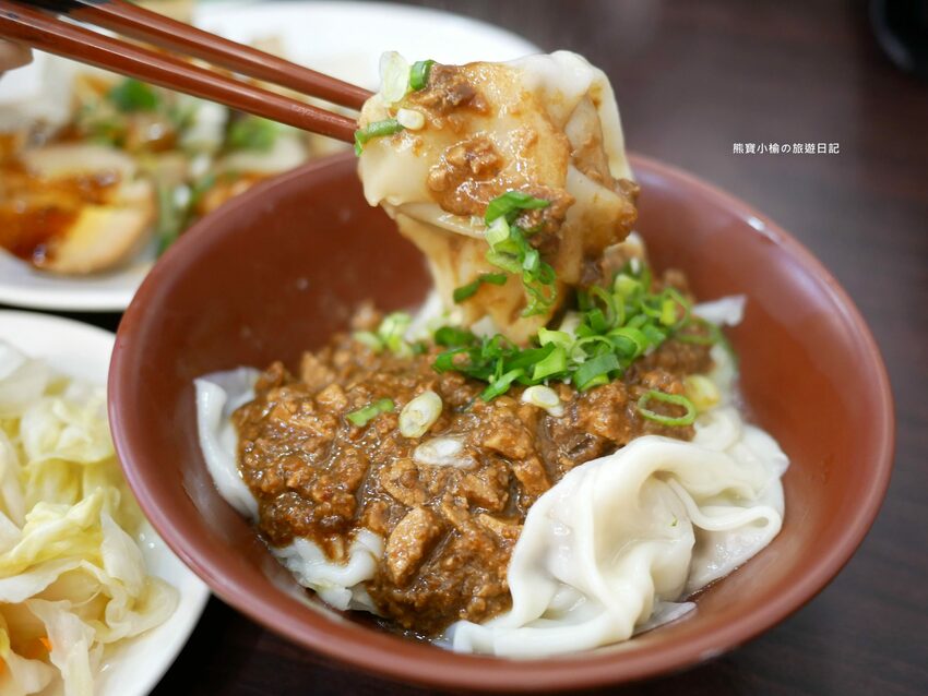 【新竹美食】關新刀切麵食館,新莊車站平價小吃店,水餃牛肉麵滷味小菜通通有賣!內文附詳細菜單價位介紹。 @熊寶小榆の旅遊日記