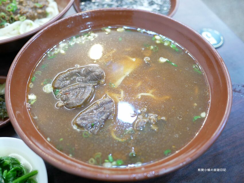 【新竹美食】關新刀切麵食館,新莊車站平價小吃店,水餃牛肉麵滷味小菜通通有賣!內文附詳細菜單價位介紹。 @熊寶小榆の旅遊日記