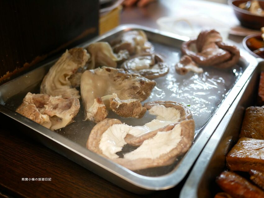 【新竹美食】關新刀切麵食館,新莊車站平價小吃店,水餃牛肉麵滷味小菜通通有賣!內文附詳細菜單價位介紹。 @熊寶小榆の旅遊日記