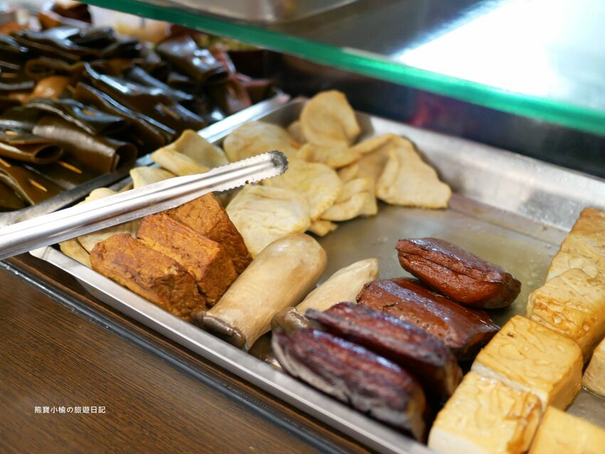 【新竹美食】關新刀切麵食館,新莊車站平價小吃店,水餃牛肉麵滷味小菜通通有賣!內文附詳細菜單價位介紹。 @熊寶小榆の旅遊日記