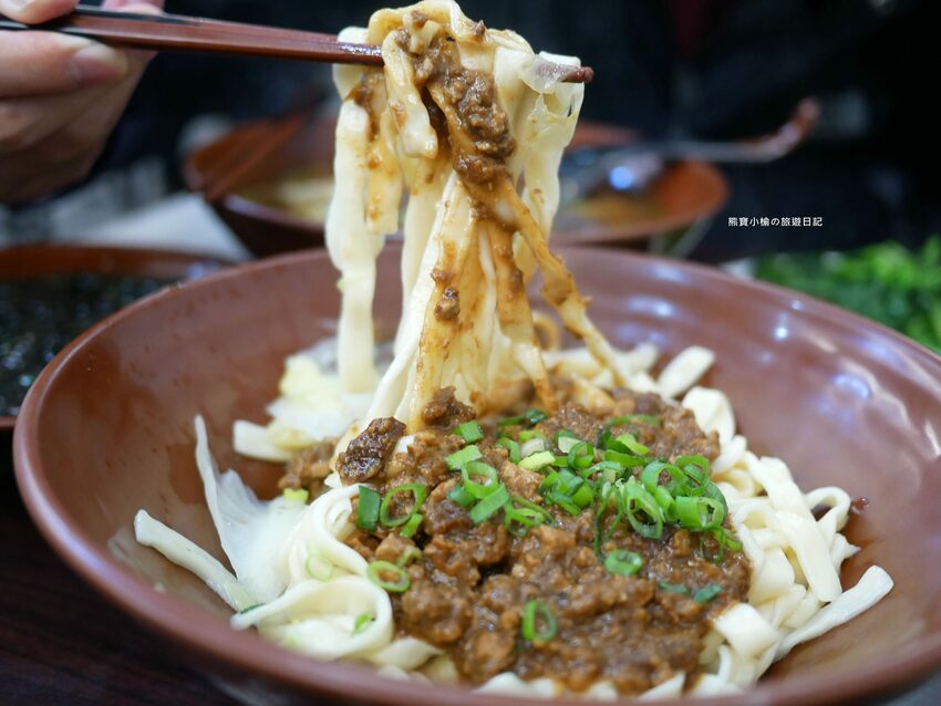 【新竹美食】關新刀切麵食館,新莊車站平價小吃店,水餃牛肉麵滷味小菜通通有賣!內文附詳細菜單價位介紹。 @熊寶小榆の旅遊日記