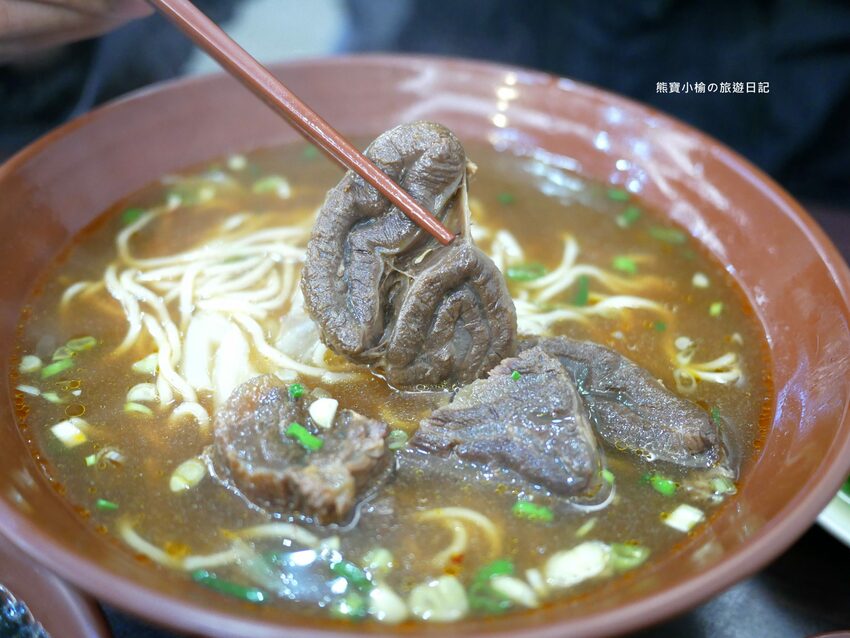 【新竹美食】關新刀切麵食館,新莊車站平價小吃店,水餃牛肉麵滷味小菜通通有賣!內文附詳細菜單價位介紹。 @熊寶小榆の旅遊日記
