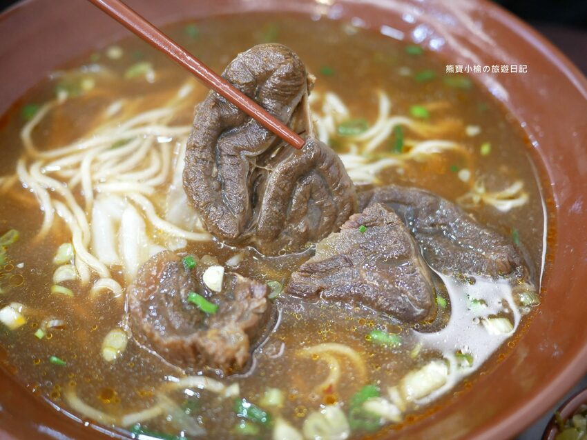 【新竹美食】關新刀切麵食館,新莊車站平價小吃店,水餃牛肉麵滷味小菜通通有賣!內文附詳細菜單價位介紹。 @熊寶小榆の旅遊日記
