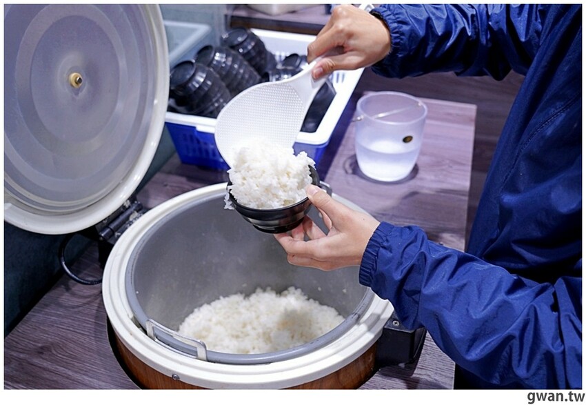 台中新開便當店，居然可以吃到牛肉麵火鍋，內用手工豆花跟冰淇淋無限享用！