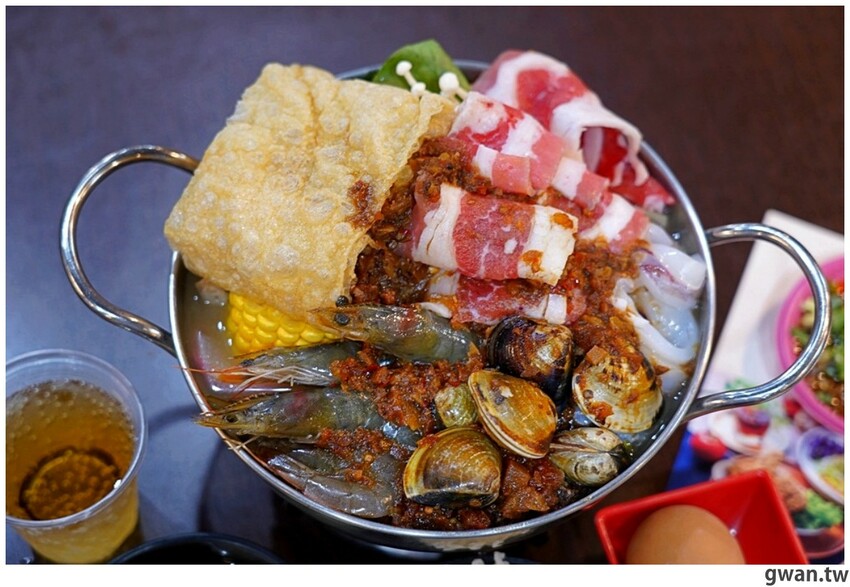 台中新開便當店，居然可以吃到牛肉麵火鍋，內用手工豆花跟冰淇淋無限享用！