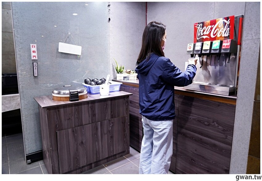 台中新開便當店，居然可以吃到牛肉麵火鍋，內用手工豆花跟冰淇淋無限享用！