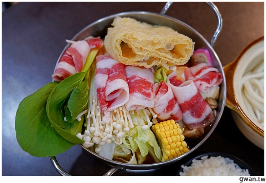 台中新開便當店，居然可以吃到牛肉麵火鍋，內用手工豆花跟冰淇淋無限享用！