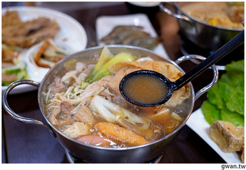 台中新開便當店，居然可以吃到牛肉麵火鍋，內用手工豆花跟冰淇淋無限享用！