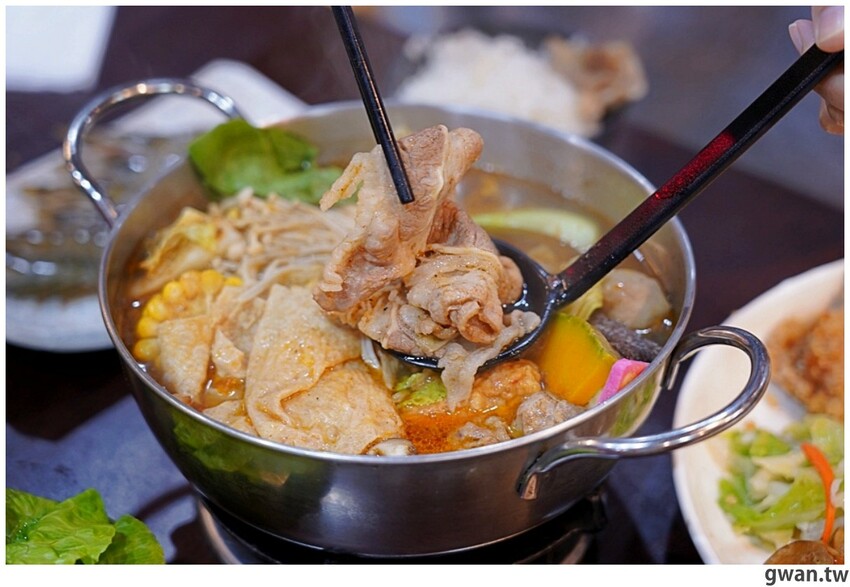 台中新開便當店，居然可以吃到牛肉麵火鍋，內用手工豆花跟冰淇淋無限享用！