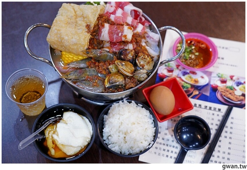 台中新開便當店，居然可以吃到牛肉麵火鍋，內用手工豆花跟冰淇淋無限享用！