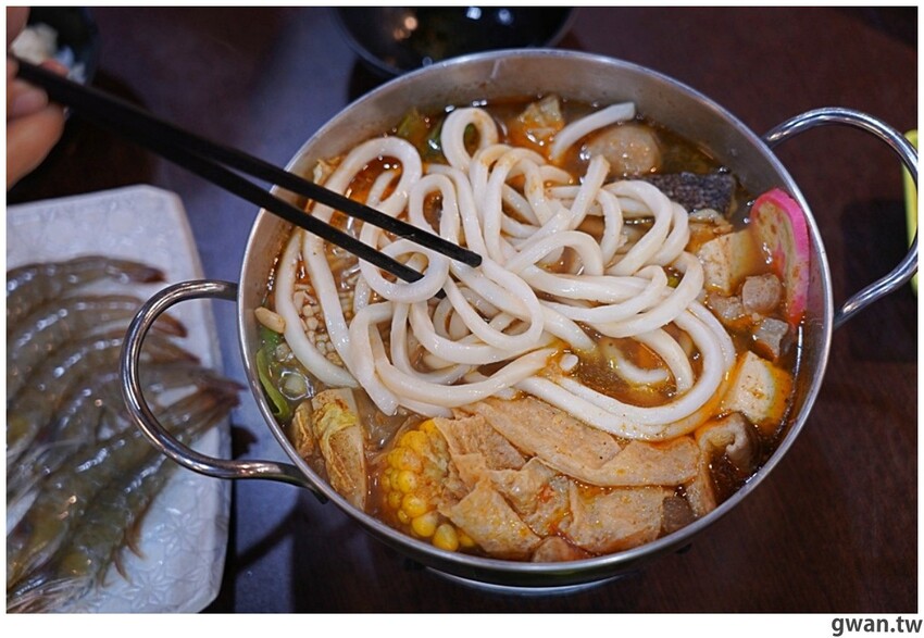 台中新開便當店，居然可以吃到牛肉麵火鍋，內用手工豆花跟冰淇淋無限享用！