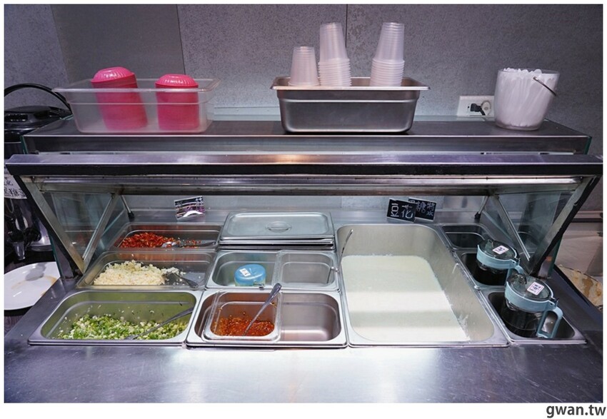 台中新開便當店，居然可以吃到牛肉麵火鍋，內用手工豆花跟冰淇淋無限享用！