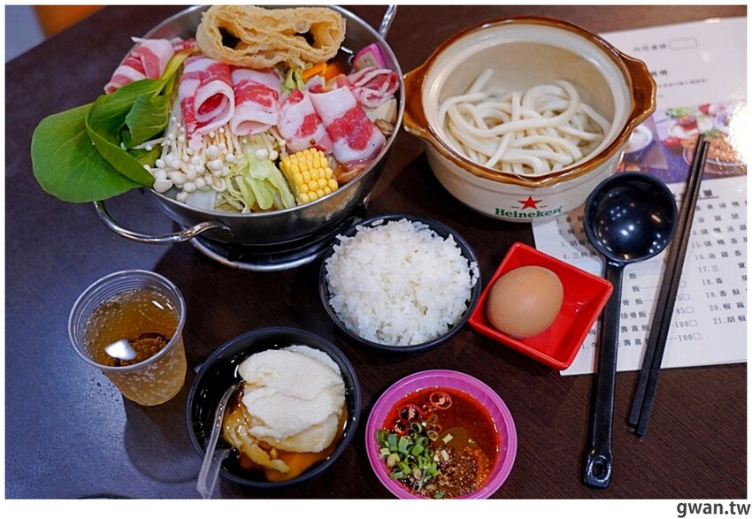 台中新開便當店，居然可以吃到牛肉麵火鍋，內用手工豆花跟冰淇淋無限享用！