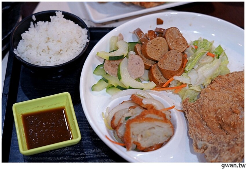 台中新開便當店，居然可以吃到牛肉麵火鍋，內用手工豆花跟冰淇淋無限享用！