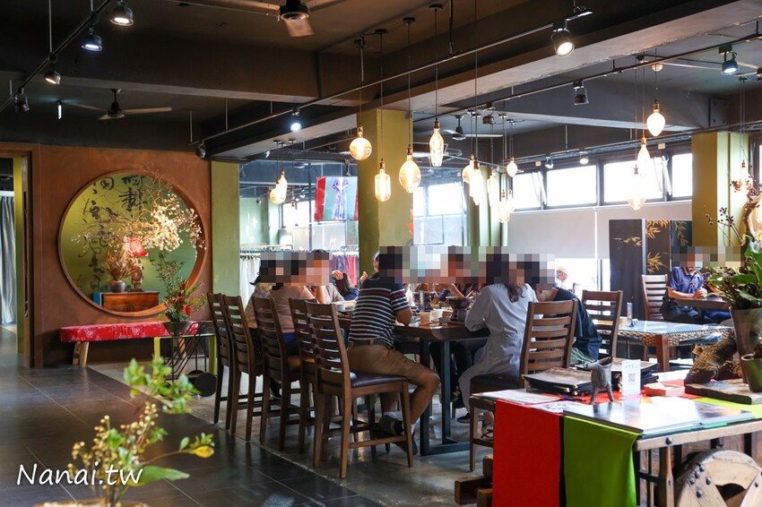 不用百元吃到冰棒棍鬆餅!必點牛油太陽蛋,爆漿QQ球好喝又過癮,還有紅油鮮蝦雲吞撈烏龍也很多人翻牌!