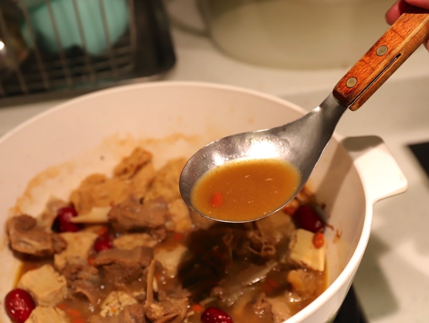 大富貴餐廳-獨門料理包：讓你在家就能輕鬆享受中華食神寶師傅的獨家紅燒豆腐乳羊肉爐、至尊火焰燜鵝料理/全台宅配 - 進食的巨鼠