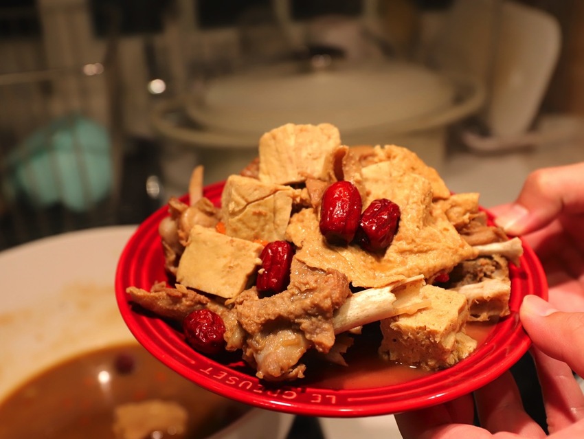 大富貴餐廳-獨門料理包：讓你在家就能輕鬆享受中華食神寶師傅的獨家紅燒豆腐乳羊肉爐、至尊火焰燜鵝料理/全台宅配 - 進食的巨鼠