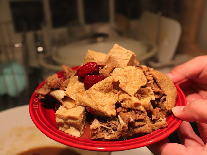 大富貴餐廳-獨門料理包：讓你在家就能輕鬆享受中華食神寶師傅的獨家紅燒豆腐乳羊肉爐、至尊火焰燜鵝料理/全台宅配 - 進食的巨鼠