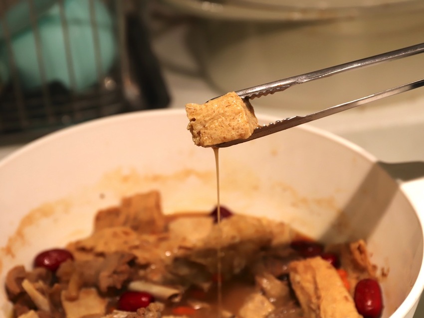 大富貴餐廳-獨門料理包：讓你在家就能輕鬆享受中華食神寶師傅的獨家紅燒豆腐乳羊肉爐、至尊火焰燜鵝料理/全台宅配 - 進食的巨鼠