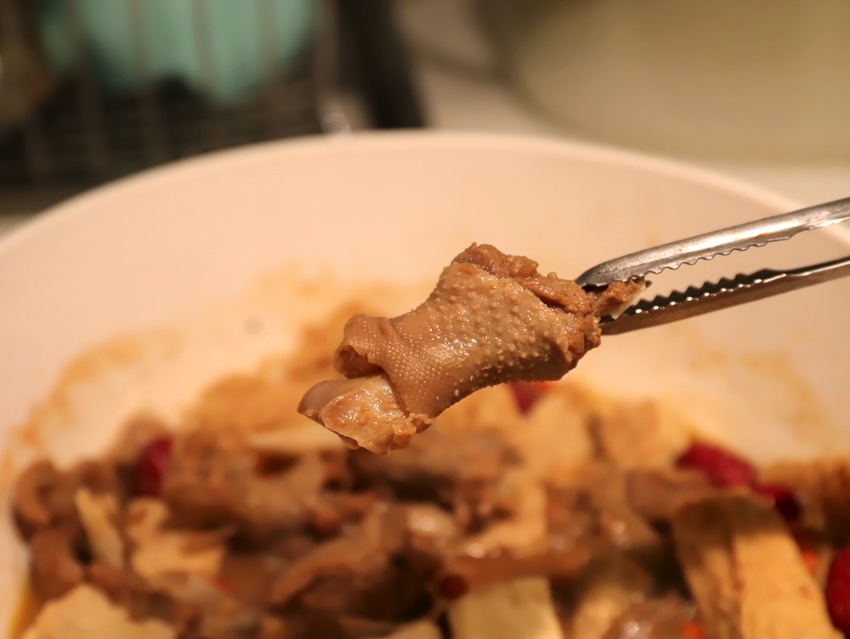 大富貴餐廳-獨門料理包：讓你在家就能輕鬆享受中華食神寶師傅的獨家紅燒豆腐乳羊肉爐、至尊火焰燜鵝料理/全台宅配 - 進食的巨鼠