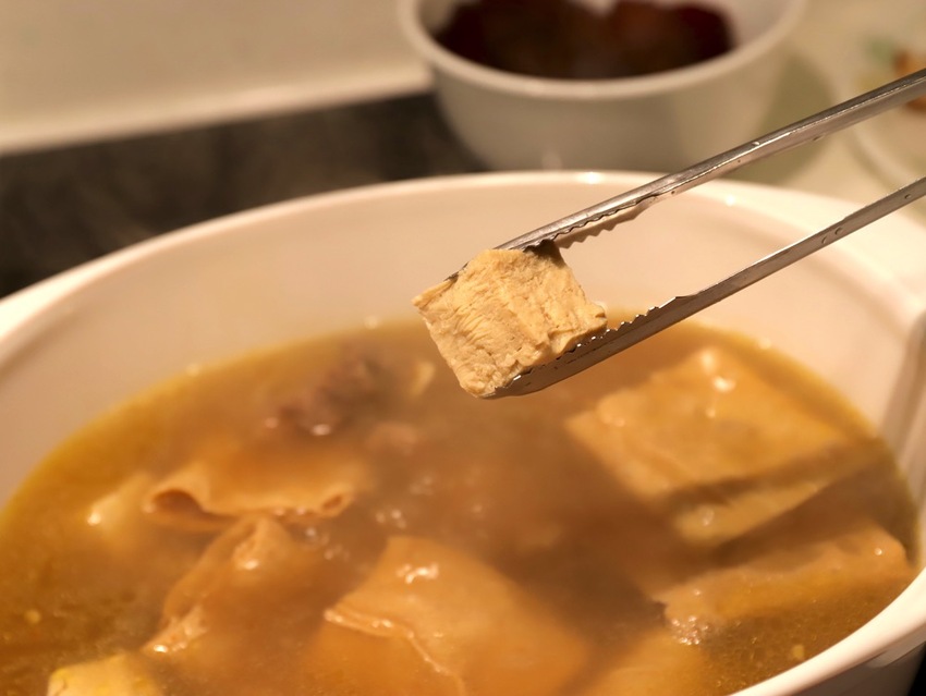 大富貴餐廳-獨門料理包：讓你在家就能輕鬆享受中華食神寶師傅的獨家紅燒豆腐乳羊肉爐、至尊火焰燜鵝料理/全台宅配 - 進食的巨鼠