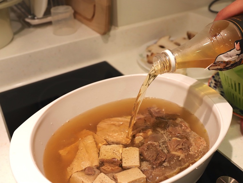 大富貴餐廳-獨門料理包：讓你在家就能輕鬆享受中華食神寶師傅的獨家紅燒豆腐乳羊肉爐、至尊火焰燜鵝料理/全台宅配 - 進食的巨鼠