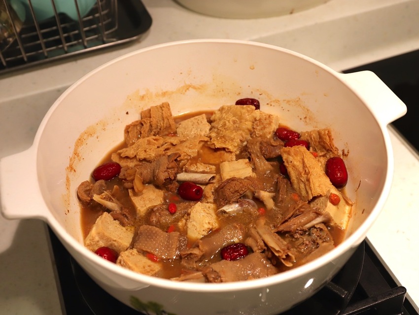 大富貴餐廳-獨門料理包：讓你在家就能輕鬆享受中華食神寶師傅的獨家紅燒豆腐乳羊肉爐、至尊火焰燜鵝料理/全台宅配 - 進食的巨鼠