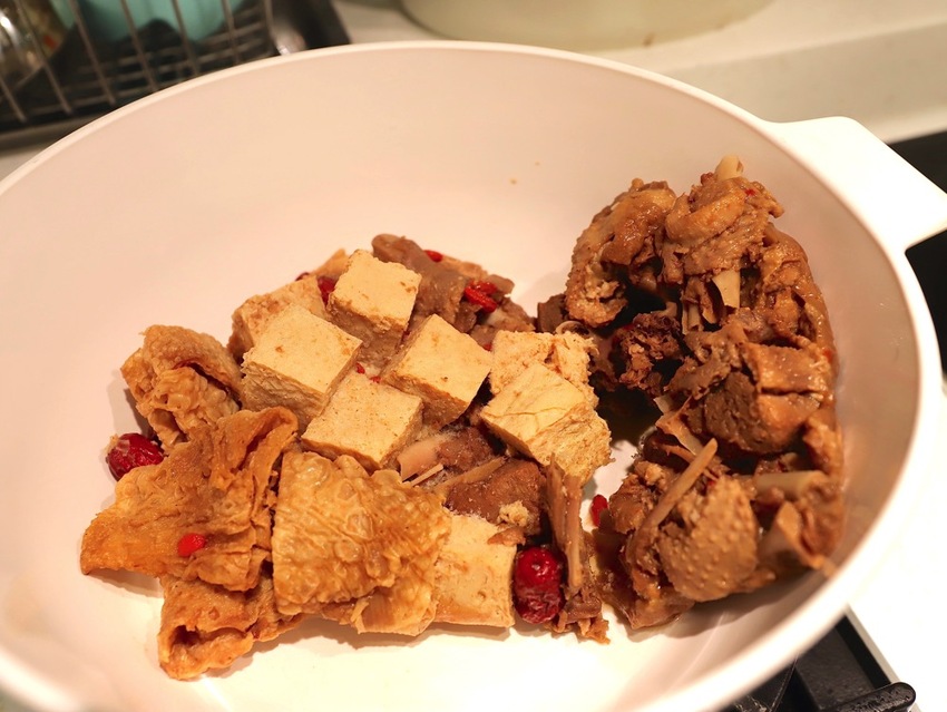 大富貴餐廳-獨門料理包：讓你在家就能輕鬆享受中華食神寶師傅的獨家紅燒豆腐乳羊肉爐、至尊火焰燜鵝料理/全台宅配 - 進食的巨鼠