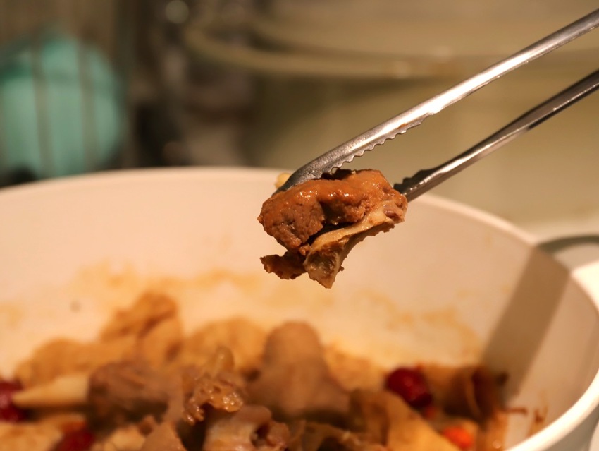 大富貴餐廳-獨門料理包：讓你在家就能輕鬆享受中華食神寶師傅的獨家紅燒豆腐乳羊肉爐、至尊火焰燜鵝料理/全台宅配 - 進食的巨鼠