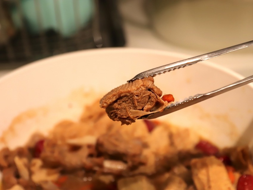 大富貴餐廳-獨門料理包：讓你在家就能輕鬆享受中華食神寶師傅的獨家紅燒豆腐乳羊肉爐、至尊火焰燜鵝料理/全台宅配 - 進食的巨鼠