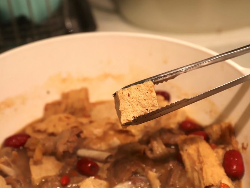 大富貴餐廳-獨門料理包：讓你在家就能輕鬆享受中華食神寶師傅的獨家紅燒豆腐乳羊肉爐、至尊火焰燜鵝料理/全台宅配 - 進食的巨鼠