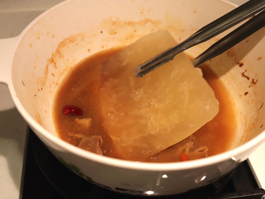 大富貴餐廳-獨門料理包：讓你在家就能輕鬆享受中華食神寶師傅的獨家紅燒豆腐乳羊肉爐、至尊火焰燜鵝料理/全台宅配 - 進食的巨鼠