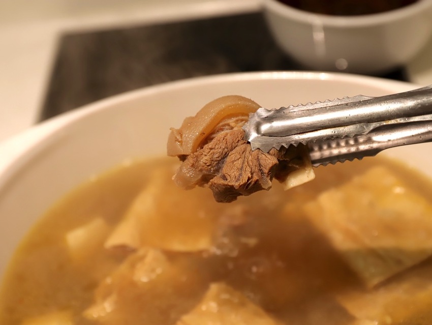 大富貴餐廳-獨門料理包：讓你在家就能輕鬆享受中華食神寶師傅的獨家紅燒豆腐乳羊肉爐、至尊火焰燜鵝料理/全台宅配 - 進食的巨鼠