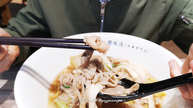 顛覆傳統滷味！潮味決淡水沙崙店：五湯四乾新吃法、RFID智慧選餐卡好潮  文青風連鎖湯滷專門店︱新北淡水區