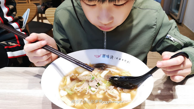 顛覆傳統滷味！潮味決淡水沙崙店：五湯四乾新吃法、RFID智慧選餐卡好潮  文青風連鎖湯滷專門店︱新北淡水區