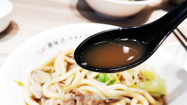 顛覆傳統滷味！潮味決淡水沙崙店：五湯四乾新吃法、RFID智慧選餐卡好潮  文青風連鎖湯滷專門店︱新北淡水區