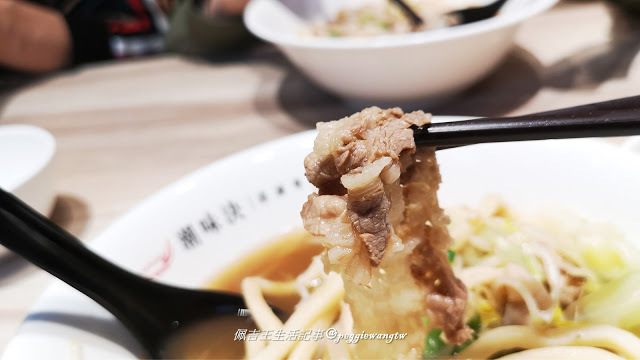 顛覆傳統滷味！潮味決淡水沙崙店：五湯四乾新吃法、RFID智慧選餐卡好潮  文青風連鎖湯滷專門店︱新北淡水區