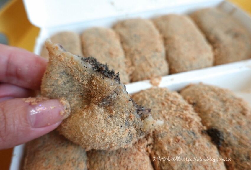 〖洪記草屯麻糬〗低調民宅只賣胖胖麻糬!只有一種招牌口味(芝麻+花生+紅豆) 一盒10入很有份量 - 艾瑪▪ 享受吃喝玩樂札記