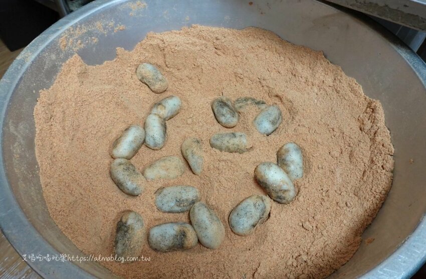 〖洪記草屯麻糬〗低調民宅只賣胖胖麻糬!只有一種招牌口味(芝麻+花生+紅豆) 一盒10入很有份量 - 艾瑪▪ 享受吃喝玩樂札記