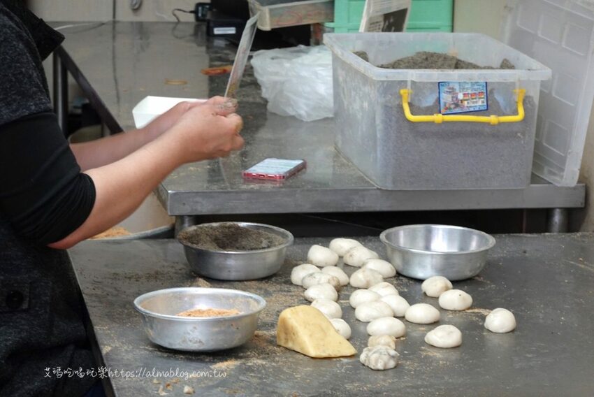 〖洪記草屯麻糬〗低調民宅只賣胖胖麻糬!只有一種招牌口味(芝麻+花生+紅豆) 一盒10入很有份量 - 艾瑪▪ 享受吃喝玩樂札記