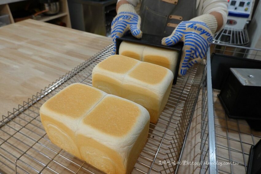 〖胖菓子pan.guozi〗不用飛到日本！桃園就有貓奴必買喵吐司．自己畫表情吃吐司更有趣．Baking Kitchen&Coffee - 艾瑪▪ 享受吃喝玩樂札記