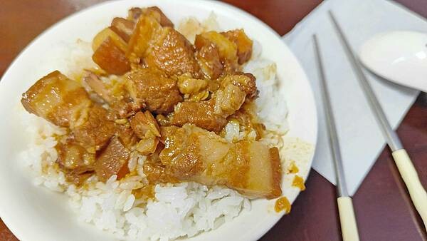 板橋在地人推薦必吃的8家魯肉飯，超人氣排隊魯肉飯名店、老字號魯肉飯、巷弄版魯肉飯，一次完整收錄