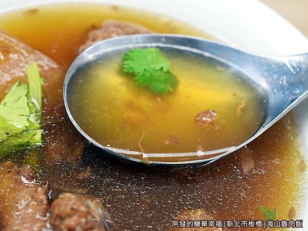 海山魯肉飯18招牌排骨酥湯-湯頭.JPG