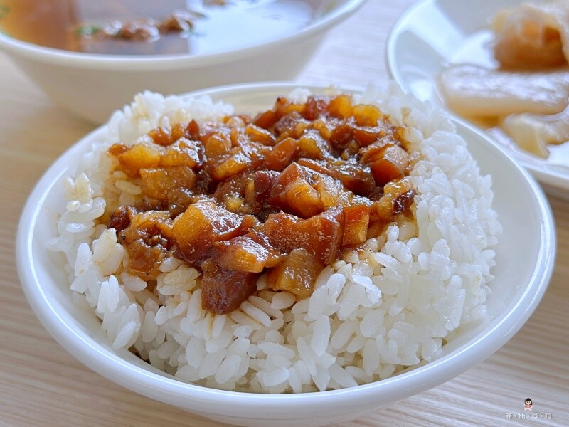 海山魯肉飯 走小清新的台味小吃店 黏嘴魯肉飯、大塊雞肉飯我都愛！