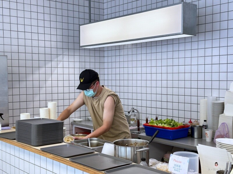 海山魯肉飯 走小清新的台味小吃店 黏嘴魯肉飯、大塊雞肉飯我都愛！