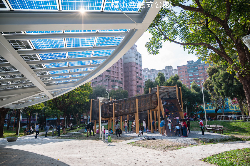 |特色公園|福山公園,高雄最新共融式兒童遊戲場,三公尺高的高低平台遊戲區、彩繪塗鴉區、砂坑等多種遊具 - Hallo!Im 婷兒