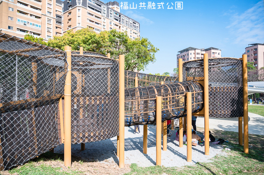 |特色公園|福山公園,高雄最新共融式兒童遊戲場,三公尺高的高低平台遊戲區、彩繪塗鴉區、砂坑等多種遊具 - Hallo!Im 婷兒