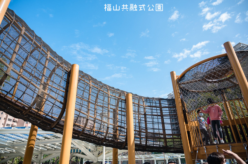 |特色公園|福山公園,高雄最新共融式兒童遊戲場,三公尺高的高低平台遊戲區、彩繪塗鴉區、砂坑等多種遊具 - Hallo!Im 婷兒