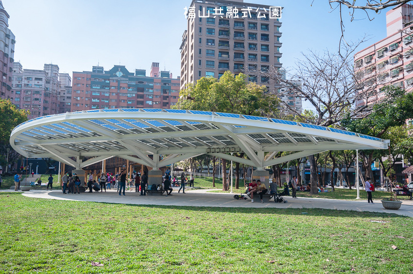 |特色公園|福山公園,高雄最新共融式兒童遊戲場,三公尺高的高低平台遊戲區、彩繪塗鴉區、砂坑等多種遊具 - Hallo!Im 婷兒